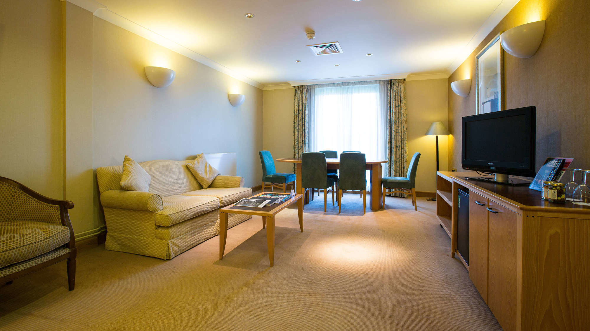 Hampshire Court Hotel & Spa Basingstoke Exterior photo